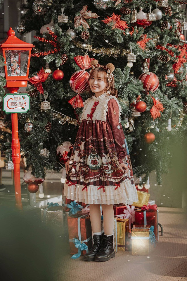 Vốn là cô gái thích sự nhẹ nhàng Mỹ Trinh lựa chọn bộ váy búp bê vừa dễ thương, cá tính, vừa có họa tiết, màu sắc liên quan, gần gũi với mùa Giáng sinh.