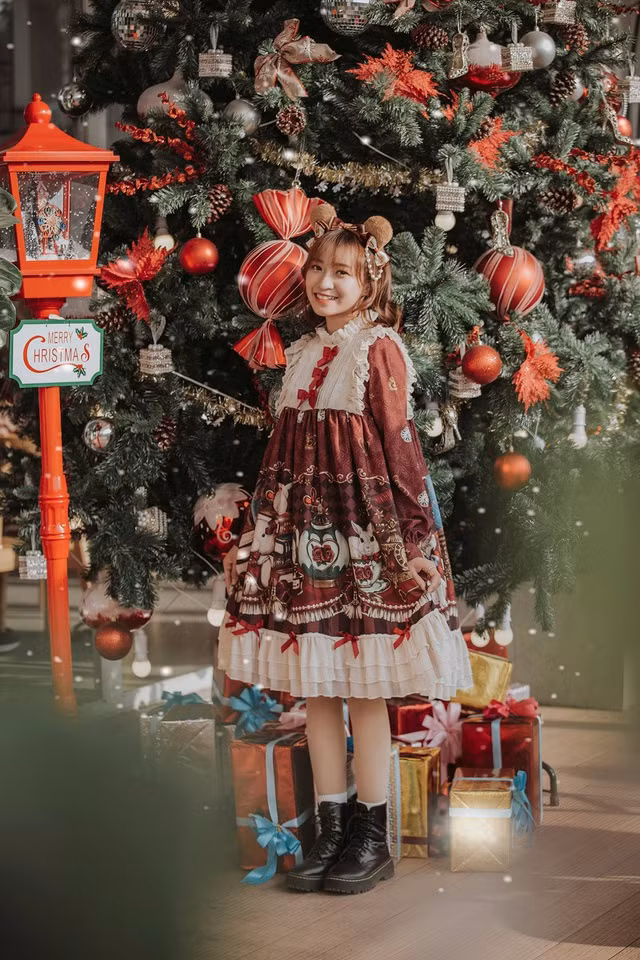 Vốn là cô gái thích sự nhẹ nhàng Mỹ Trinh lựa chọn bộ váy búp bê vừa dễ thương, cá tính, vừa có họa tiết, màu sắc liên quan, gần gũi với mùa Giáng sinh.