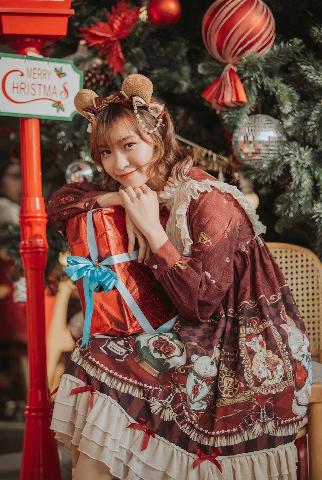 Trong bộ ảnh Giáng sinh, cũng là bộ ảnh kỉ niệm tuổi 19 của mình, nữ sinh xứ Nghệ lựa chọn hình ảnh "Lolita" dễ thương, ngọt ngào đúng với phong cách của mình.