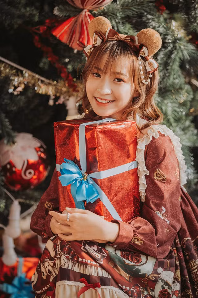 Chia sẻ về không khí chào đón Giáng sinh tại Vinh, Nghệ An, nữ sinh cho biết hầu hết các bạn trẻ đều hào hứng mong chờ dịp lễ này, dù không phải người theo đạo Thiên Chúa.