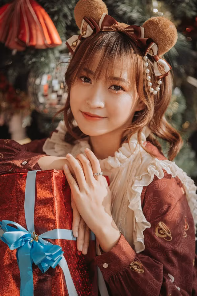 Ngoài đời, Trinh được nhận xét là cô gái thân thiện, hòa đồng và biết cách quan tâm những người xung quanh.