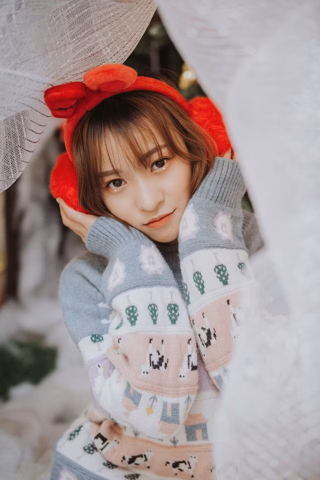 Chỉ còn ít ngày nữa lễ Giáng sinh sẽ gõ cửa khắp các đất nước trên thế giới. Nhân dịp này, nhiều bạn trẻ cũng tranh thủ chụp cho mình những bộ ảnh để gửi lời chúc an lành, hạnh phúc tới những người bạn, người thân của mình. Điển hình trong đó có nữ sinh Nghệ An có tên Trần Nguyễn Mỹ Trinh.