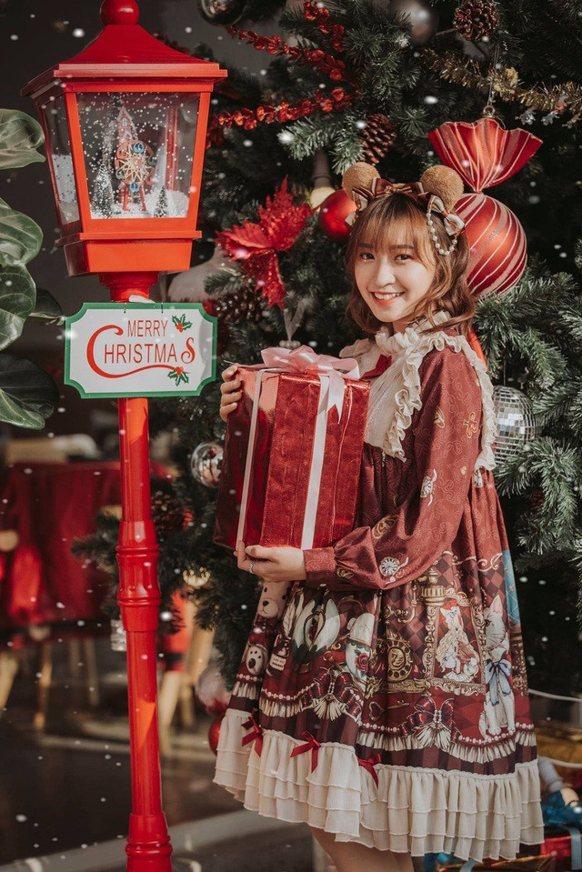 Trần Nguyễn Mỹ Trinh (sinh năm 2001), hiện là sinh viên ngành Sư phạm tiếng Anh, ĐH Vinh, Nghệ An. Nữ sinh xứ Nghệ gây ấn tượng ban đầu với thân hình nhỏ nhắn, đường nét khuôn mặt khả ái, đôi mắt to tròn như búp bê nên luôn thu hút người đối diện.