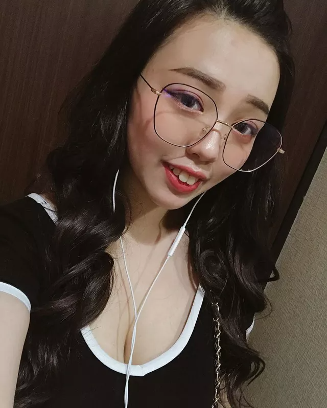 Cụ thể, tìm kiếm trên trang cá nhân của hot girl này nhiều người không tin vào mắt mình bởi hàm răng "kém thẩm mỹ".