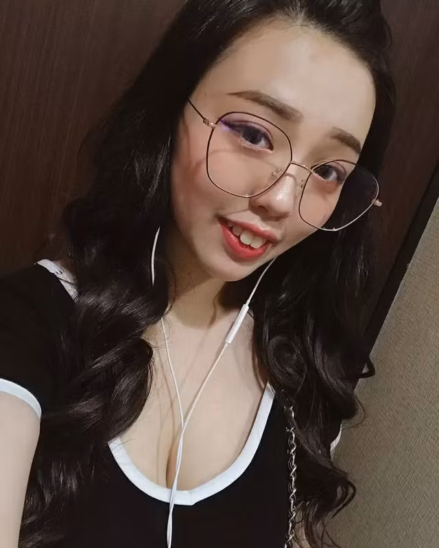 Cụ thể, tìm kiếm trên trang cá nhân của hot girl này nhiều người không tin vào mắt mình bởi hàm răng "kém thẩm mỹ".