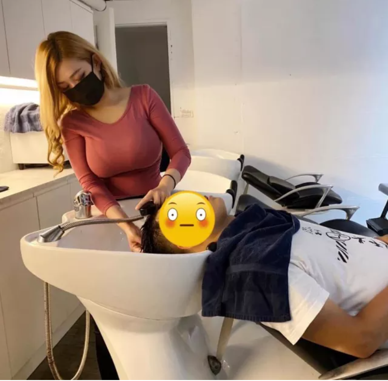 Mới đây, cộng đồng mạng tò mò về hot girl ngực khủng khi những bức ảnh của cô nàng đang đứng gội đầu cho khách hàng được đẳng tải.