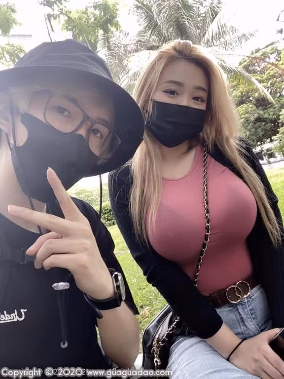 Tuy nhiên, sự thật đôi khi lại không như mơ. Vì sau khi tìm danh danh tính của cô nàng nhiều người phải bàng hoàng không dám tin vào mắt mình trước nhan sắc thật của hot girl ngực khủng gây sốt mạng.