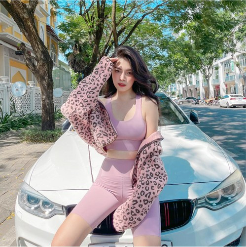 Thụy Hân luôn sẵn sàng theo đuổi mọi phong cách, từ bánh bèo cho đến siêu gợi cảm, dù mặc trang phục nào cô nàng vẫn chiếm trọn spotlight.