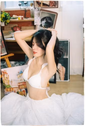 Năm 2019, trang tin Sharefie đã dành hẳn một bài viết về Thuỵ Hân. Cô được gọi là “hot girl đeo kính” khi ở thời điểm đó, nàng hot girl luôn gắn liền với cặp kính cận.