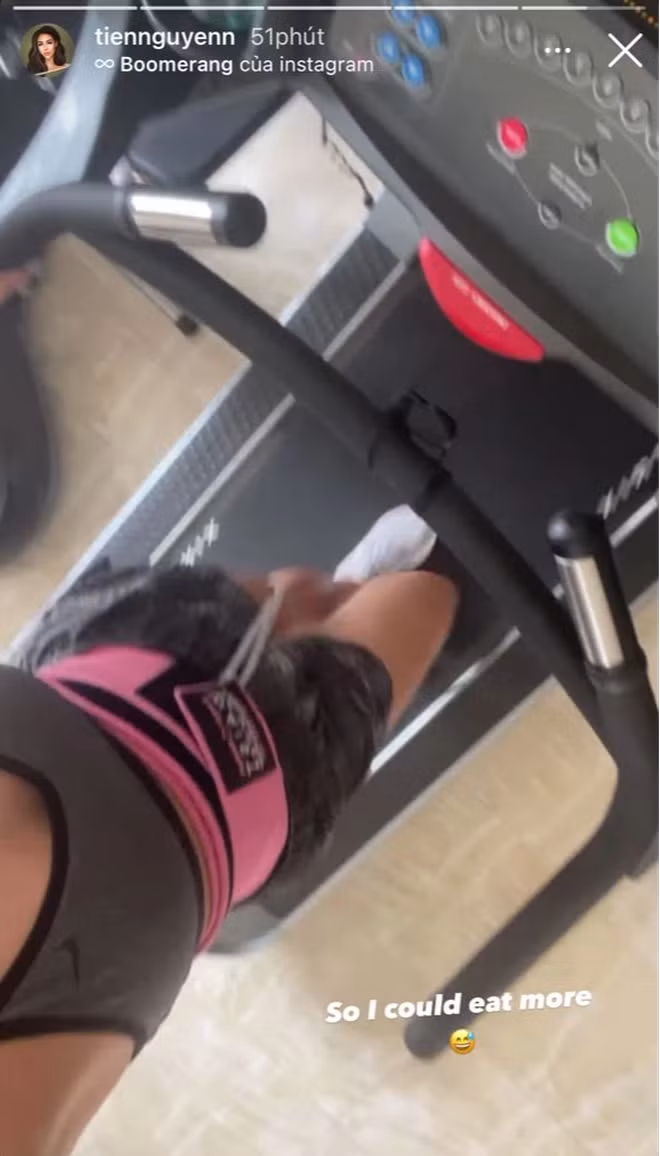Những ngày này, netizen nữ rich kid chăm khoe hình nấu ăn và hình "đánh chén" các món ăn hơn hẳn. Và có lẽ đó cũng là nguyên nhân vì sao story mới nhất Tiên Nguyễn khoe ảnh tập gym hăng say tại nhà.