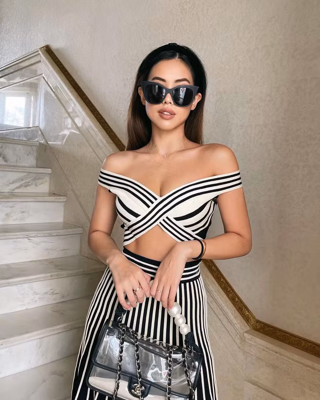 Với nhiều người chắc chuỗi ngày ở nhà nhàm chán lắm, còn riêng rich kid Tiên Nguyễn thì không. Vì cô nàng còn bận lên đồ xịn, bận chụp hình "sống ảo" và bận...