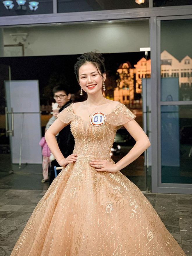 Hoàng Tuyết Nhung (sinh năm 2002) đăng quang ngôi vị Hoa khôi cuộc thi Thanh niên Lào Cai tài năng, thanh lịch năm 2019. Hoa khôi 17 tuổi này gây ấn tượng với nhan sắc rạng rỡ cùng sự tự tin, thông minh khi đứng trên sân khấu.