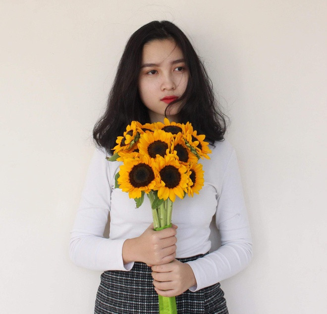 Hoa khôi ĐH Quốc gia Hà Nội có chiều cao 1,72 m, khuôn mặt tròn, các đường nét trên gương mặt thanh tú. Cô thường chọn cách trang điểm nhẹ nhàng và trung thành với mái tóc dài.