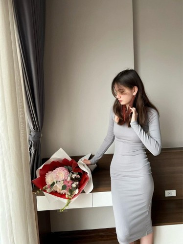 Đôi chân thon dài, thẳng tắp của Thanh Giang khiến người đối diện chỉ biết ước thầm.