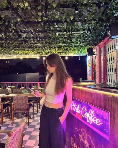 Sở hữu chiều cao gần 1m8 lại có vóc dáng sớm trổ mã của cô thiếu nữ, Thanh Giang yêu thích những bộ trang phục trẻ trung, lại khéo khoe được vòng eo nuột nà.