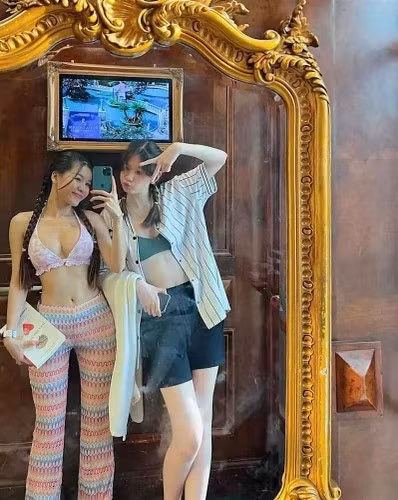 Thanh Giang thân thiết với chị dâu. Cả 2 thường xuyên chụp ảnh chung và đăng tải lên mạng xã hội.