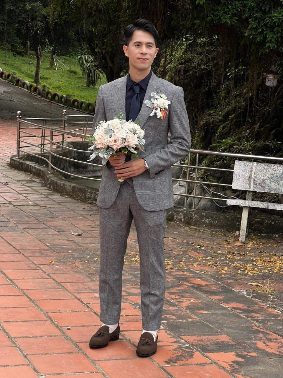 Không để vợ chịu thiệt, khi tuổi 26, Đình Trọng đã phấn đấu có cơ ngơi khang trang, xe hơi bạc tỷ.