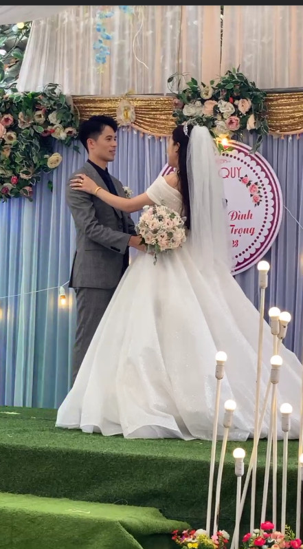 CĐM chú ý không chỉ là nhan sắc ngọt ngào của cô dâu Huyền Trang, tương tác dễ thương của dâu rể, mà số vàng được xem là của hồi môn mà vợ Đình Trọng đang mang cũng gây tò mò.