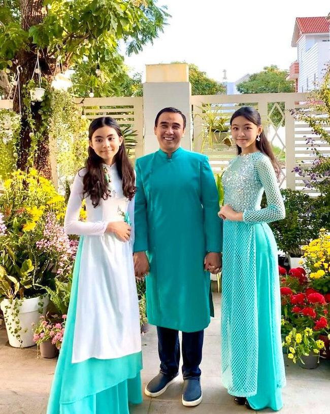 Hình ảnh 2 ái nữ nhà Quyền Linh ra dáng người lớn trong bức ảnh cả nhà đi đón xuân.