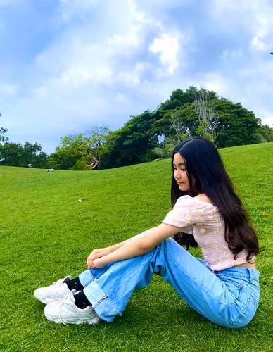 Cô cả nhà Quyền Linh mới 16 tuổi nhưng đã cao trên 1m70. Trong một lần chia sẻ, doanh nhân Dạ Thảo tiết lộ con gái thường xuyên chơi bóng rổ, bơi lội kết hợp với chế độ dinh dưỡng.