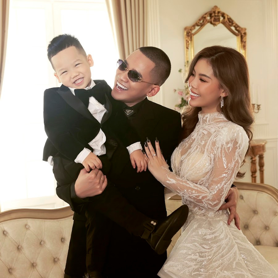 Tuy quyết tâm bên nhau nhưng cũng không phải không có sóng gió. Năm 2017 họ mới chính thức quay lại sau 3 tháng chia tay. Tình yêu của cặp đôi toàn là điều đặc biệt, cũng không có màn về ra mắt vì đã là hàng xóm từ lâu. Bất ngờ hơn cả là sau khi về làm dâu, Lacci được mẹ chồng rất cưng chiều, tâm lý.