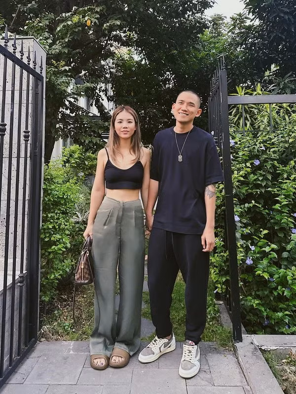 Khi bắt đầu yêu nhau thì cặp đôi bị gia đình ngăn cấm. Hẹn hò họ cũng phải chọn chỗ ít người để tránh chạm mặt người quen. Ảnh chụp chung Trox cũng không dám đăng.