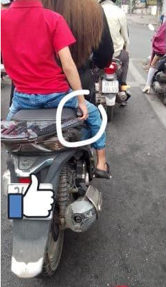 Bên cạnh hình ảnh, chủ bài viết có dòng trạng thái: "Đang đi làm thì em thấy cảnh này, người lái xe chắc là mẹ bé và chắc cũng không biết gì. Bé khoảng lớp 5-6 thôi mà đã thấy hút thuốc lá điện tử rồi, nhả khói liên tục trông rất nghệ. Cha mẹ, nhà trường nên theo dõi xát xao hành vi của con cái nhé".