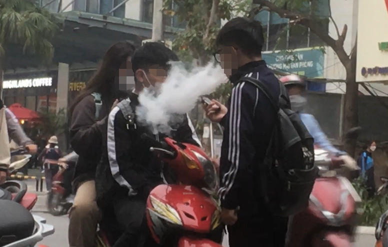 Thuốc lá điện tử có rất nhiều tên gọi khác nhau như vape, thuốc lá vaporizer, e-cigs, e-hookahs, vape, bút vape, ENDS (hệ thống điện tử cung cấp nicotin), ENNDS (hệ thống phân phối không chứa nicotin)… được thiết kế đa dạng với hình dáng bắt mắt.