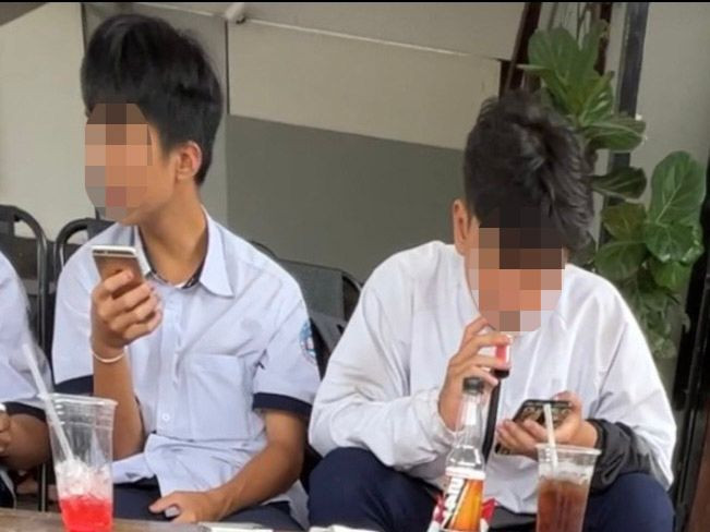 So với thuốc lá truyền thống, ngày nay nhiều bạn trẻ chuyển sang dùng thuốc lá điện tử (thường là lứa tuổi thanh thiếu niên hoặc đã đi làm).