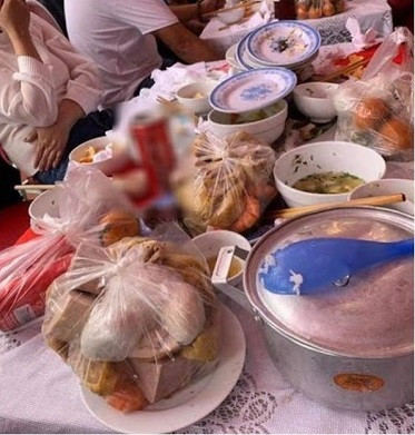 Đồng ý gói phần mang về là không xấu nhưng cần phải cân nhắc tình huống, xem việc gói đồ có phù hợp hay không. Chỉ nên gói khi tất cả mọi người trong mâm đều không dùng nữa, còn thừa thì mới được mang về.