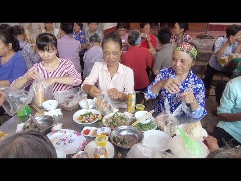 Nhiều dân mạng cho hay, việc gói phần mang về khi đi ăn cỗ không hề xấu nhưng hành động bất lịch sự của người phụ nữ trong đoạn clip trên đã làm xấu đi nét văn hóa của người Việt.