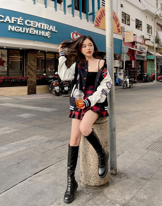 Trong hình ảnh được chia sẻ, vóc dáng Linh Ngọc Đàm nhỏ bé một cách khó chấp nhận, chính cô nàng phải tự nhận xét mình trông như cao... 1m2.