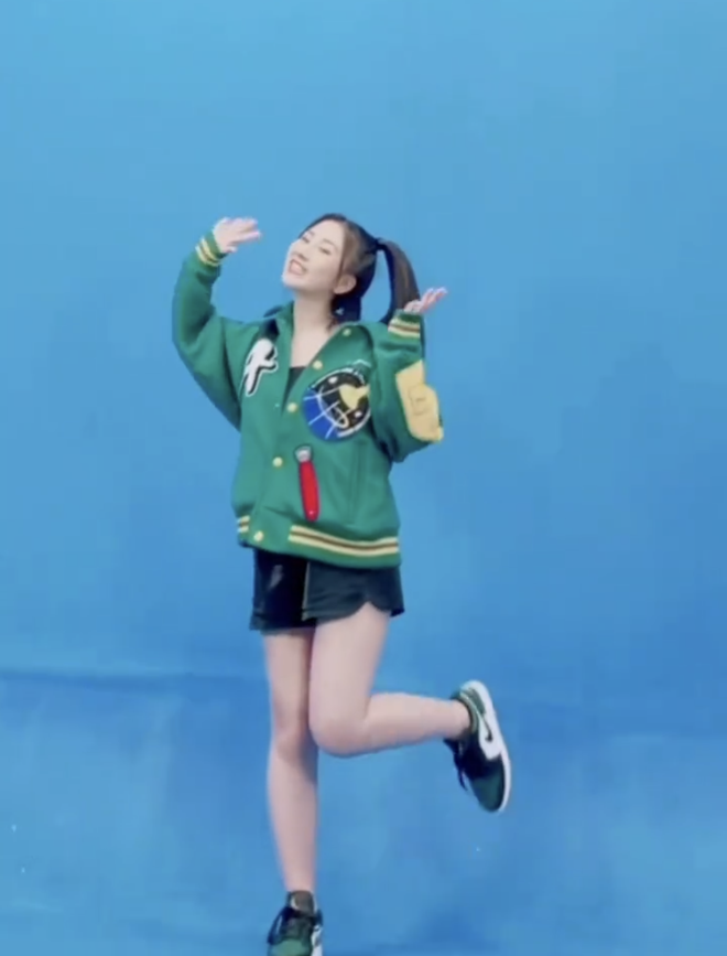 Mới đây, hot girl Tiểu Hý đã để lộ full body cho dân tình khỏi thắc mắc khi đăng tải clip được người khác quay lại.