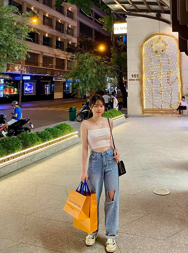 Hồi còn mặn nồng với Quang Hải, Huỳnh Anh cũng thường xuyên được "team qua đường" cho lên sóng.