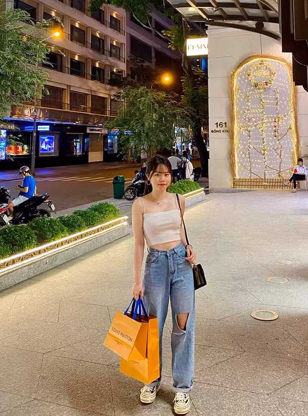 Hồi còn mặn nồng với Quang Hải, Huỳnh Anh cũng thường xuyên được "team qua đường" cho lên sóng.