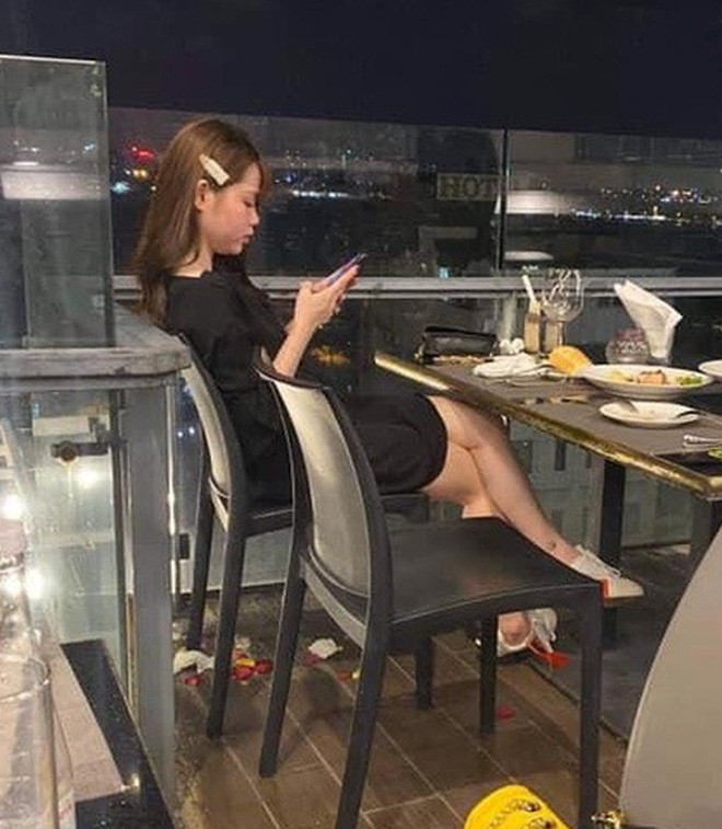 Tuy nhiên trong một lần đi hẹn hò cùng Quang Hải, Huỳnh Anh lại bị bóc vóc dáng hơi mũm mĩm hơn ảnh sống ảo một chút. Cũng có thể hồi đó vì yêu đương ngọt ngào nên gái xinh có tăng cân chút chút cũng là chuyện bình thường.