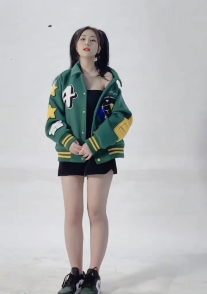 Không khó để nhận thấy so với những clip trên TikTok, trông Tiểu Hý có phần nhỏ nhắn hơn nhiều. Tuy nhiên tổng thể thì cô nàng vẫn rất thu hút nhờ làn da trắng trẻo và nụ cười rạng rỡ.