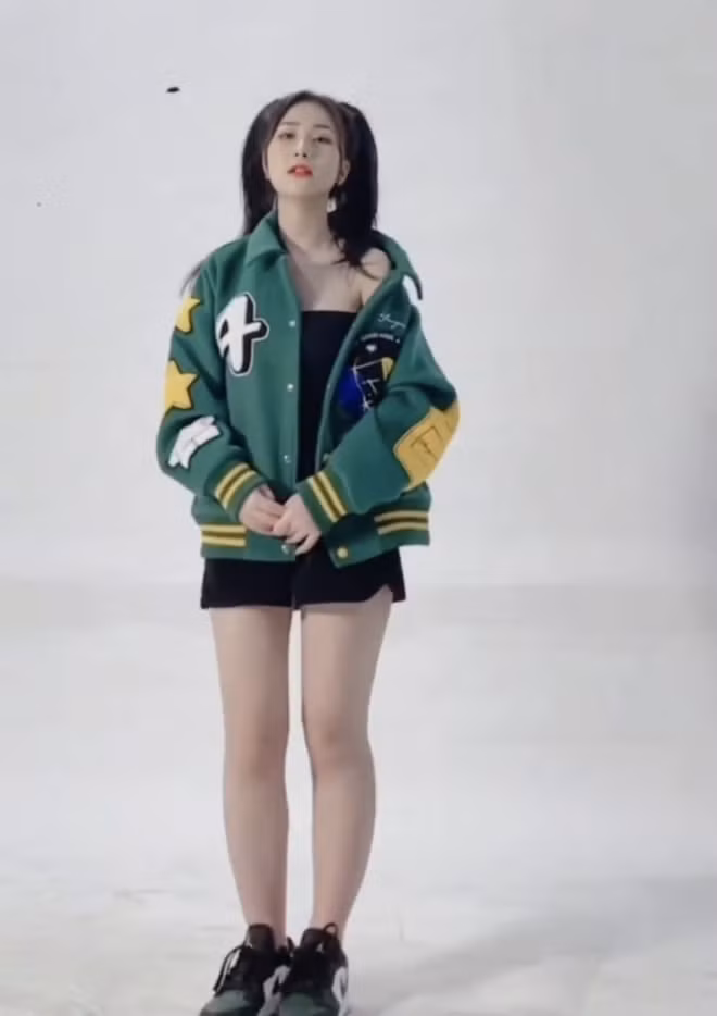 Không khó để nhận thấy so với những clip trên TikTok, trông Tiểu Hý có phần nhỏ nhắn hơn nhiều. Tuy nhiên tổng thể thì cô nàng vẫn rất thu hút nhờ làn da trắng trẻo và nụ cười rạng rỡ.