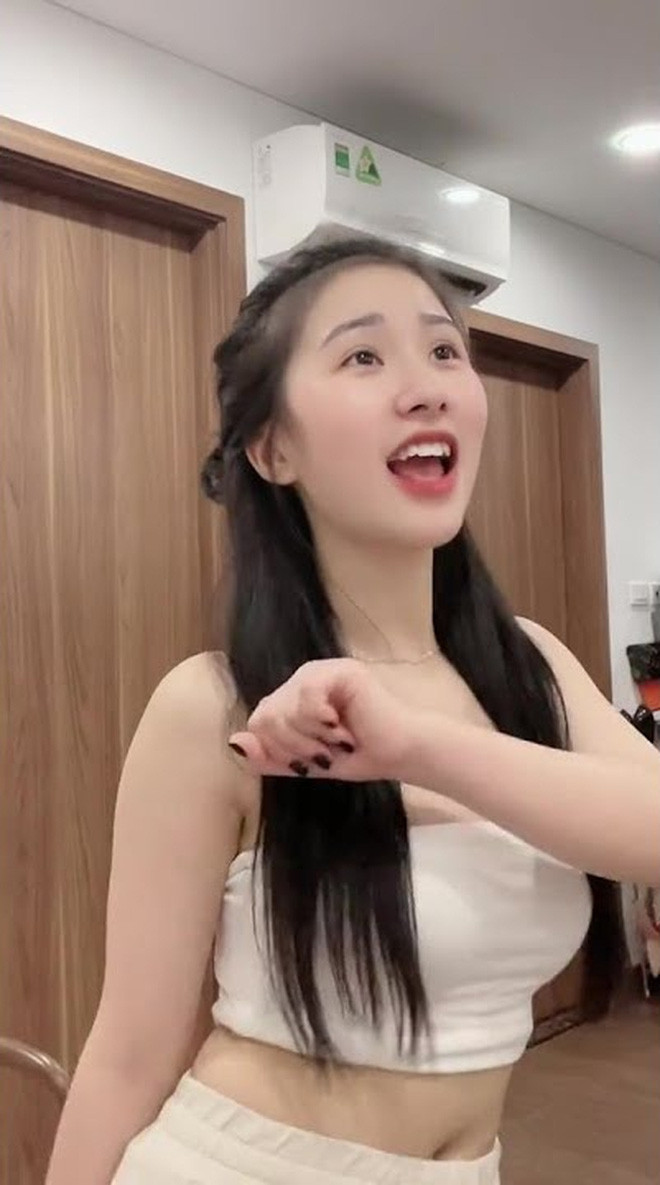 Bình thường chỉ hay đăng ảnh, clip cận mặt hoặc để lộ nửa người từ eo trở lên, nên vóc dáng của gái xinh Tiểu Hý cũng khiến khá nhiều người tò mò.