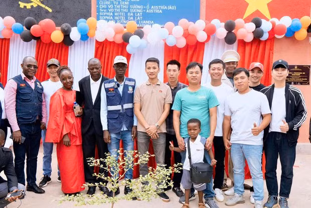 Khuôn viên trường có sân chơi thoáng đãng, ở giữa, lá cờ đỏ sao vàng và lá cờ Angola được các thợ xây dựng đầu tư vẽ tỉ mỉ trên tường.