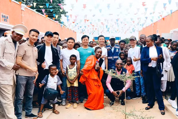 Ngoài ra, nam Youtuber cũng hỗ trợ 100% học phí cho các em học sinh và tiền lương cho giáo viên cùng các đồ dùng học tập, đồng phục, cơ sở vật chất phục vụ giảng dạy vui chơi...