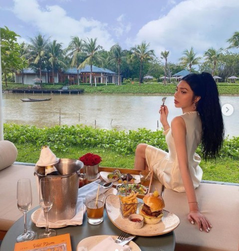 Giữa năm 2019, Shayne Khánh Vân Trần sang Thái Lan thực hiện phẫu thuật chuyển giới với chi phí được tiết lộ là hơn 1,4 tỷ đồng.