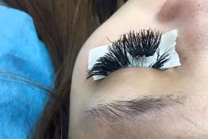 Vì vậy, bên cạnh việc phải tìm cơ sở nối mi uy tín, thợ lành nghề, nhiều năm kinh nghiệm thì bản thân người nối mi cũng phải nắm được một số lưu ý cơ bản sau khi nối mi để giữ cho hàng mi sạch, tránh vi khuẩn sinh sôi