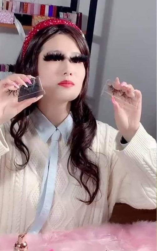 Trên thực tế, công cuộc nối mi giả không phải là phương pháp gì quá phức tạp hay cao siêu. Thế nhưng không phải cứ nối là sẽ đẹp và cũng chẳng phải người thợ nào cũng vững tay nghề để đem đến cho khách hàng một bộ mi hợp với dáng mắt và khuôn mặt nhất.