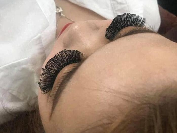 Không phải là những hàng mi thanh tú, hút hồn như trong tưởng tượng, các bộ mi nối này, bộ thì quá cong, bộ thì quá dày, bộ thì lại quá dài nhìn vô cùng mất cân đối.