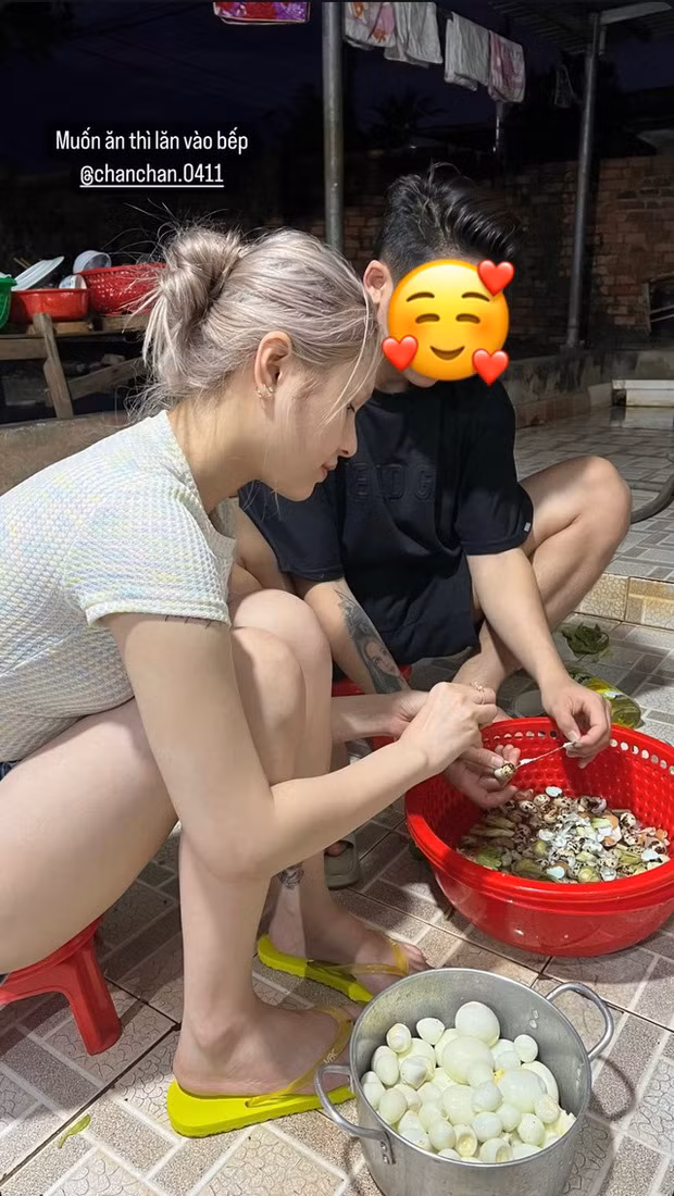 Bà xã “streamer giàu nhất Việt Nam” để mặt tự nhiên, không son phấn và lao ngay vào bếp để bóc trứng cút chuẩn bị nấu ăn.