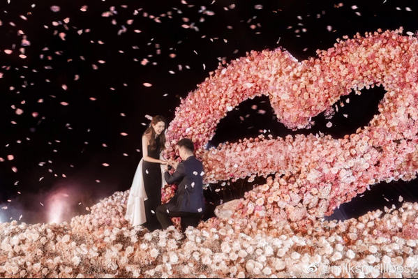 Một cổng trái tim được kết hoàn toàn bằng hoa hồng tươi được dựng giữa hồ nước, đây cũng là nơi mà bạn trai mới đã quỳ xuống và đeo nhẫn vào tay Trương Đại Dịch.