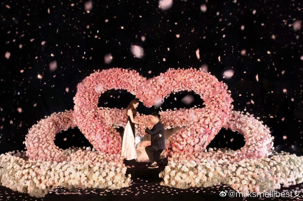 Sau khi kết thúc màn cầu hôn, cặp đôi tiếp tục di chuyển ra không gian tiệc sang trọng, cũng ngập tràn hoa tươi với tông màu chủ đạo là trắng và xanh lá cây.