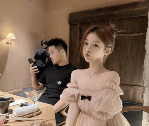 Thông tin từ Sohu, bạn trai của Trương Đại Dịch có tên là Liêu Quân Hào, được biết đến như một phú nhị đại (thế hệ siêu giàu thứ hai) có tiếng. Cha mẹ của Liêu Quân Hào đều là doanh nhân trong lĩnh vực bất động sản ở Tứ Xuyên.