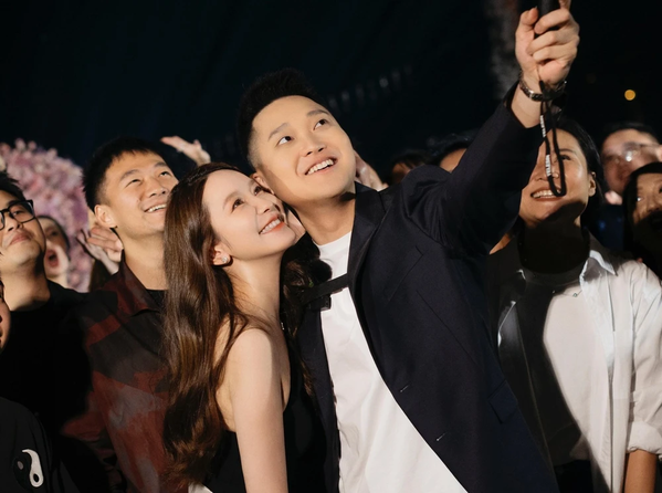 Hưởng ứng những lời ngọt ngào từ anh chàng, phía dưới khán đài, nhiều bạn bè thân thiết liên tục hò hét, chúc mừng cho cặp đôi.